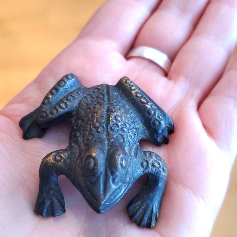 VTG paperweight frog figurine